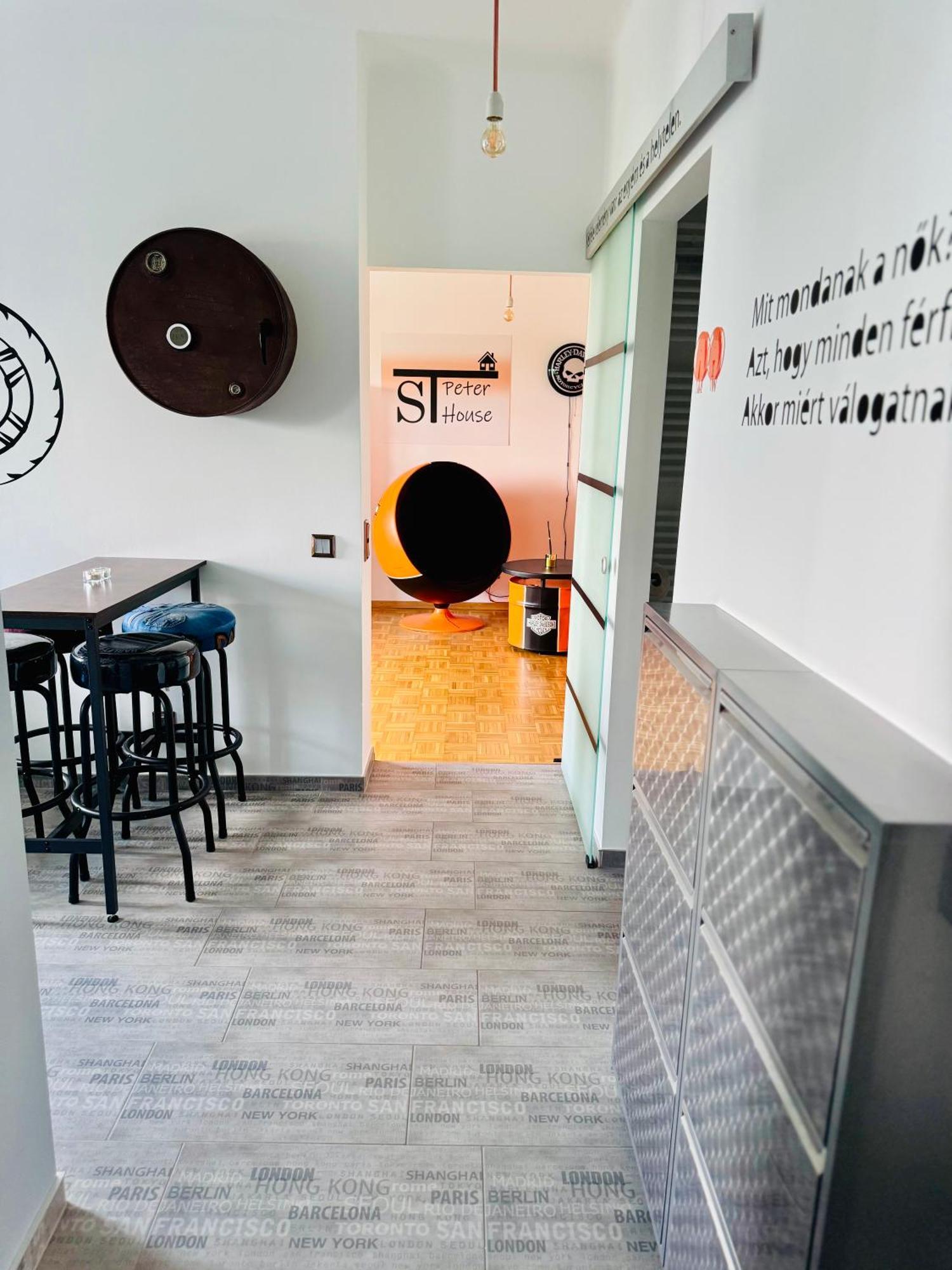 St Peter House Apartment Miskolc Bagian luar foto